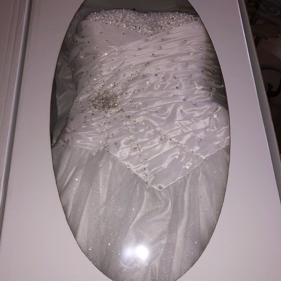 Wedding Dress custom enhanced with Swarovski crystals - Picture 4 of 7